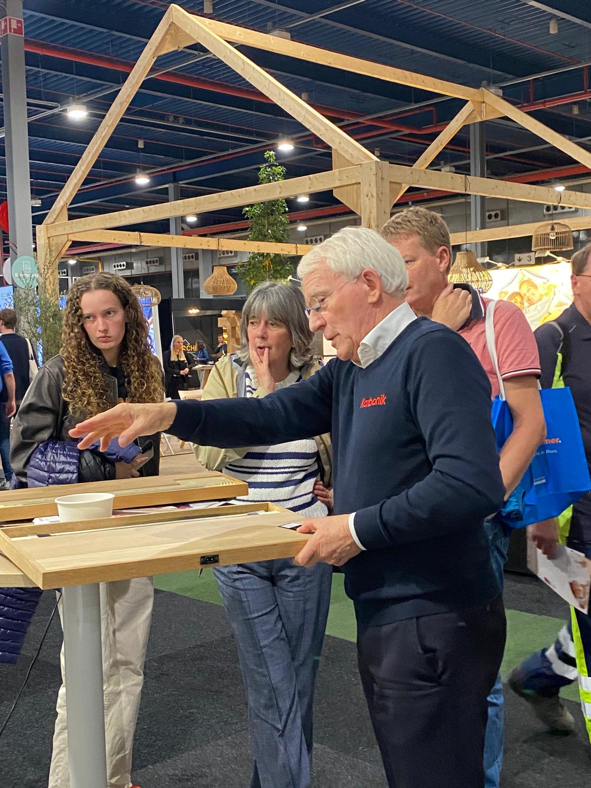 Groep mensen bij de stand van Karbonik tijdens Beurs Eigen Huis.