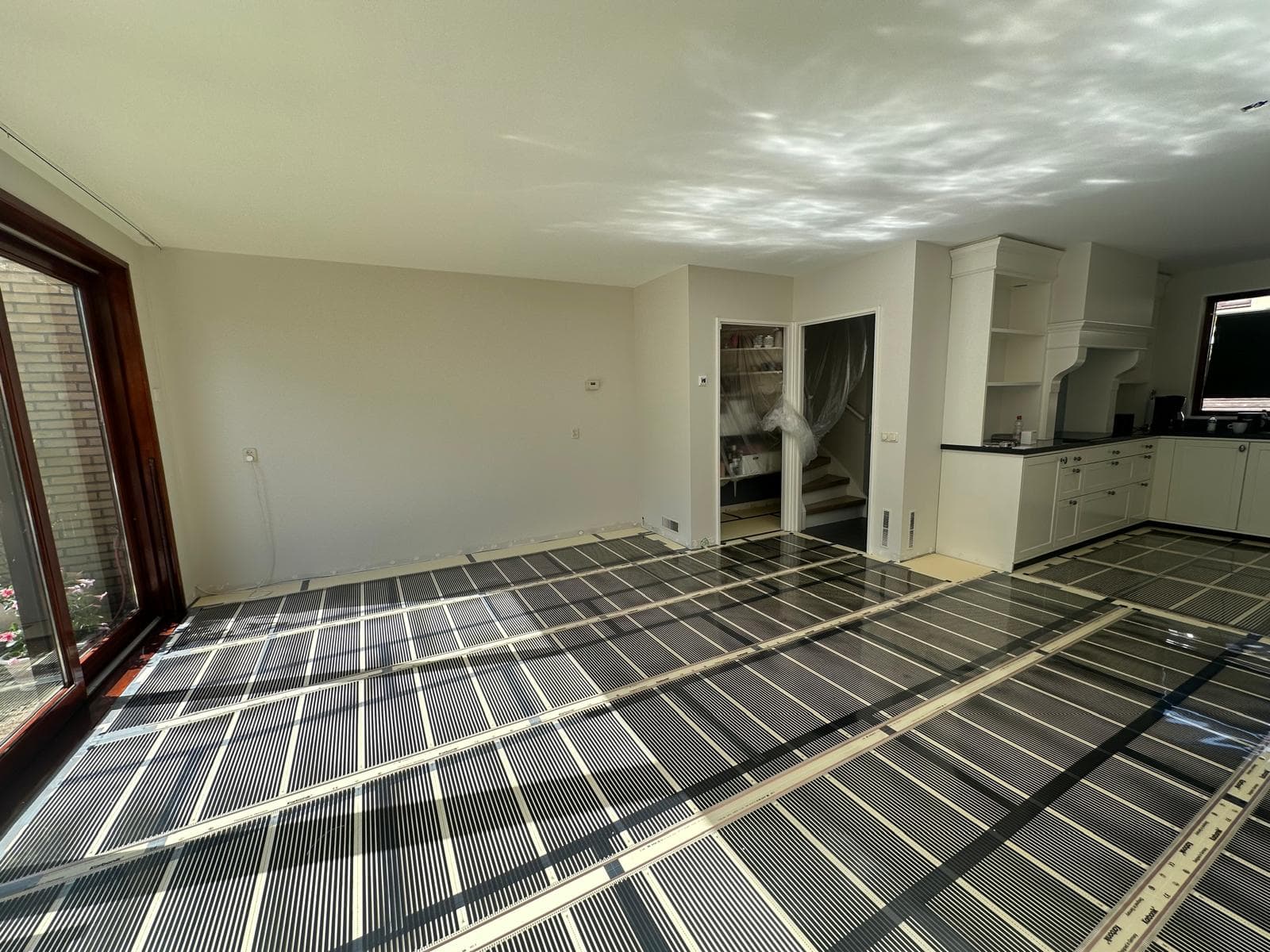 Een huiskamer met Karbonik verwarmingsfolie.
