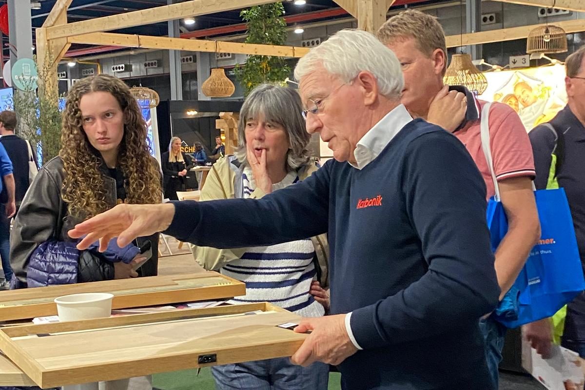 Groep mensen bij de stand van Karbonik tijdens Beurs Eigen Huis.