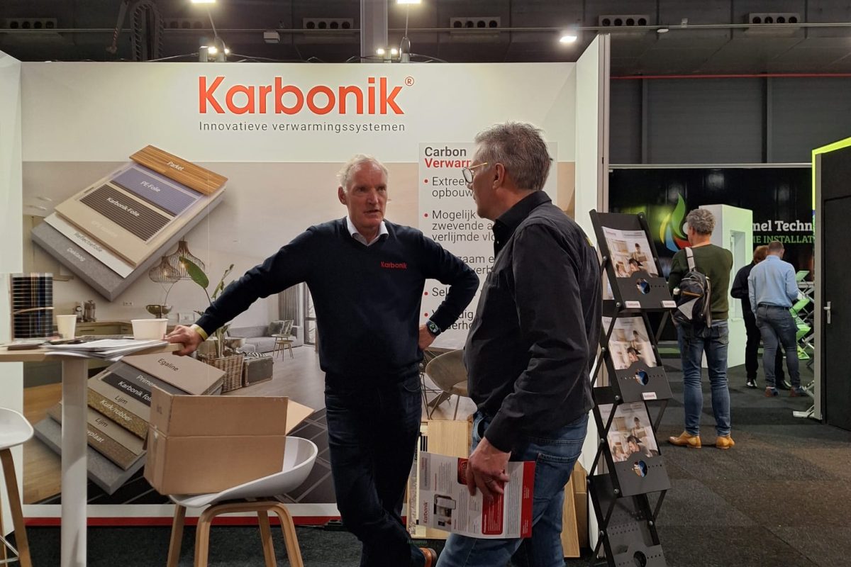 Groep mensen bij de stand van Karbonik tijdens Beurs Eigen Huis.