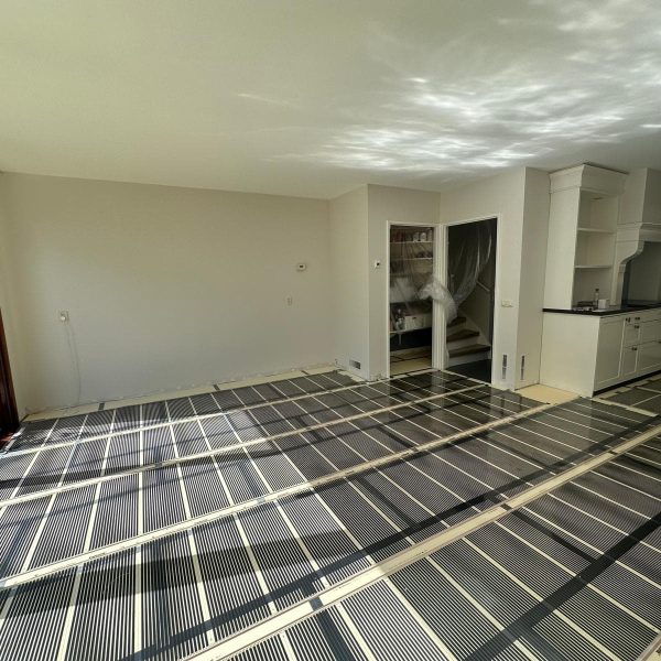 Een huiskamer met Karbonik verwarmingsfolie.