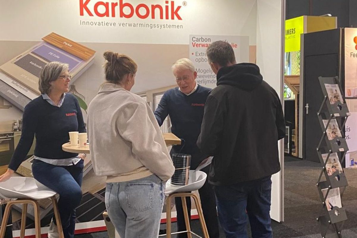 Groep mensen bij de stand van Karbonik tijdens Beurs Eigen Huis.