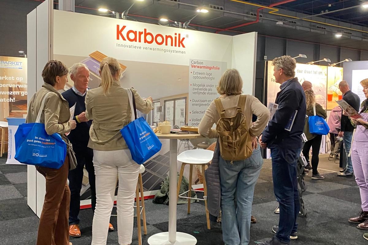 Groep mensen bij de stand van Karbonik tijdens Beurs Eigen Huis.